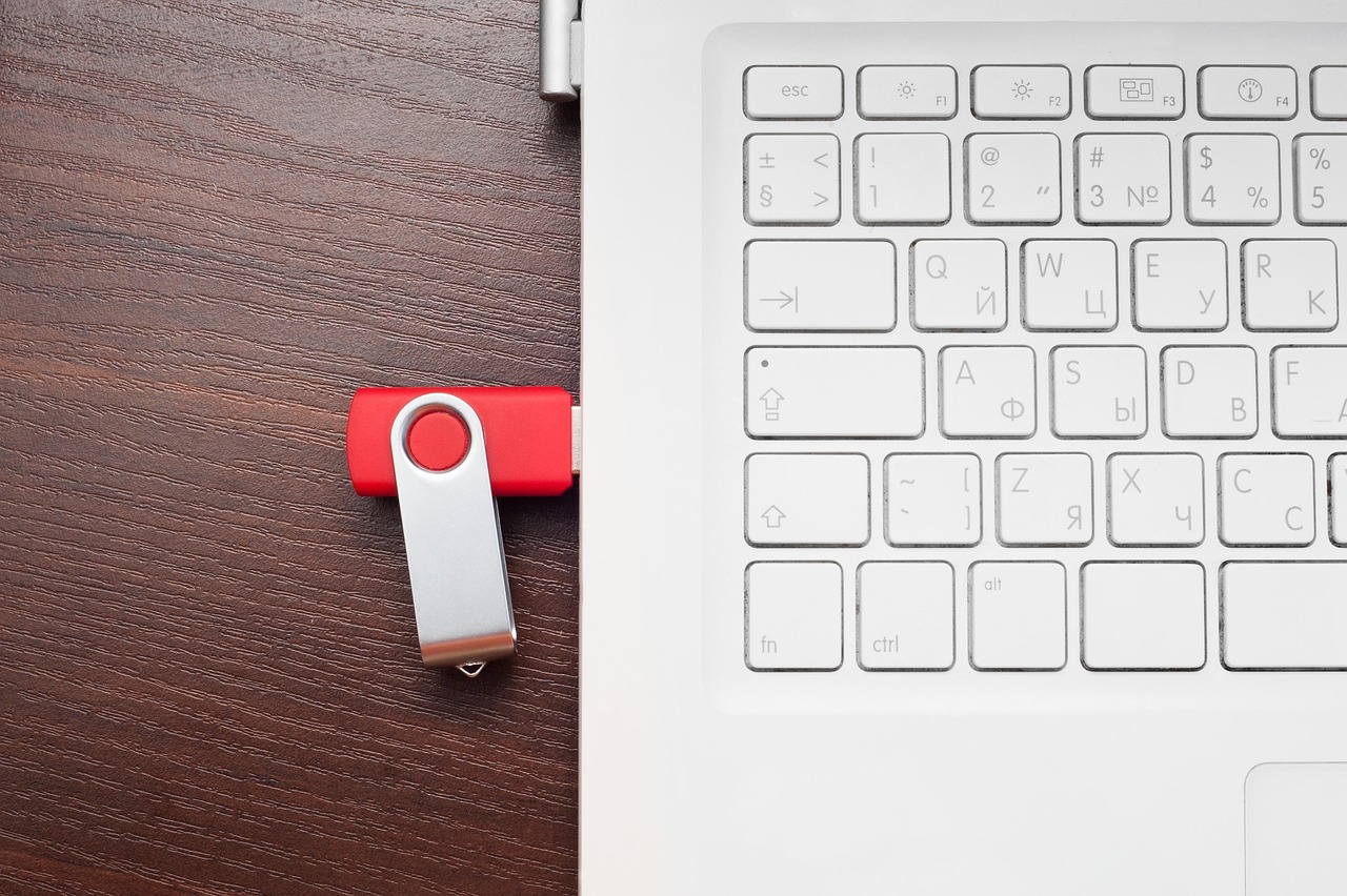 usb flash, laptop, keyboard, russisch, english, technology, storage, digital, device, pc, mac, internet, business, accessorize, connection, computer, memory, fl