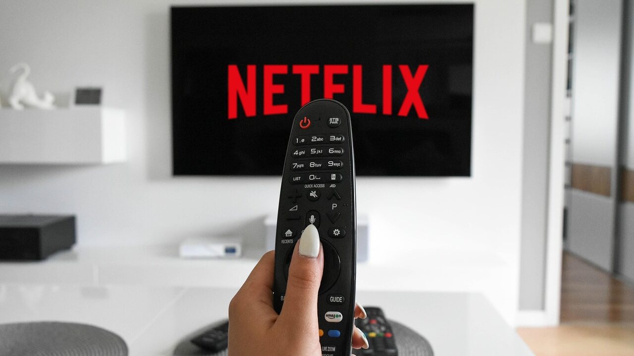 fernseher, fernbedienung, heimat, netflix, beobachten, video, streamen, serie, fernsehen, internet, online, netflix, netflix, netflix, netflix, netflix